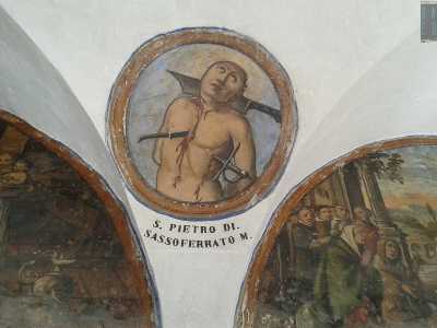 A volte gli episodi illustrati sono estremamente cruenti: � il caso di San Pietro di Sassoferrato, trafitto con una spada